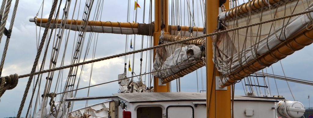 Rahen und Masten eines Segelschiffes